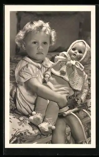 Foto-AK Blondes Mädchen hält Puppe auf dem Schoss