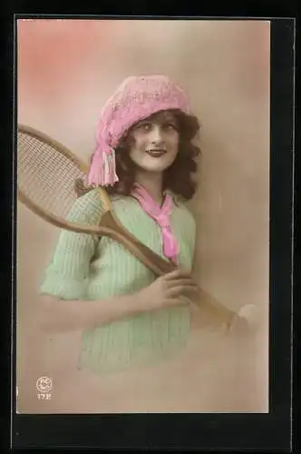 AK hübsches Fräulein mit Tennisschläger und Ball