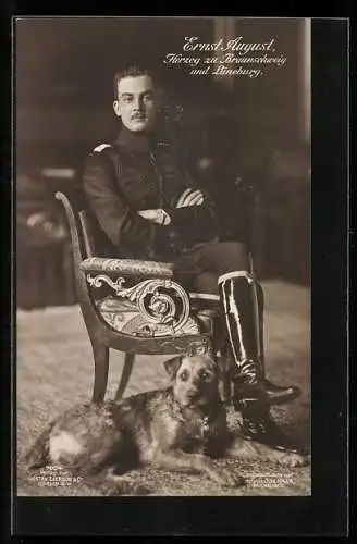 AK Ernst August Herzog von Braunschweig und Lüneburg, sitzend mit Hund zu seinen Füssen