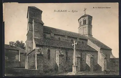 AK Saint-Albain, Église avec croix en pierre et vue de la facade