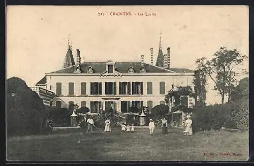 AK Chaintré, Les Quarts, Vue du château avec des gens se promenant dans le jardin