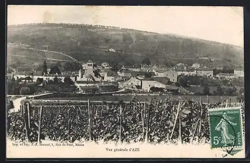 AK Azé, Vue générale du village et des vignes en premier plan