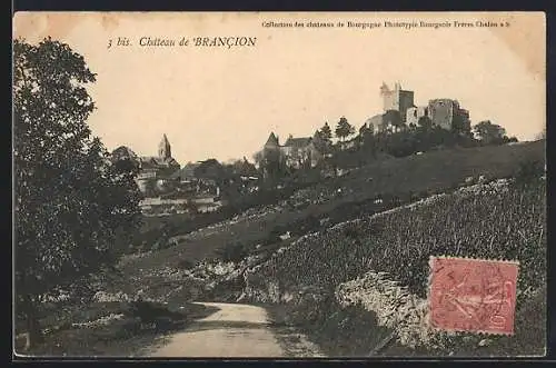 AK Brancion, Vue du château et du village depuis la route de campagne