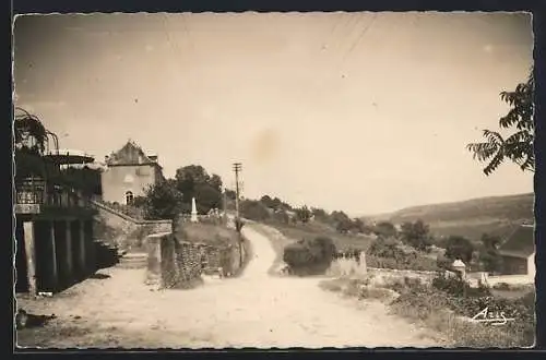 AK Chassey-la-Camp, Route de Corcharu, la Mairie et l`Ecole