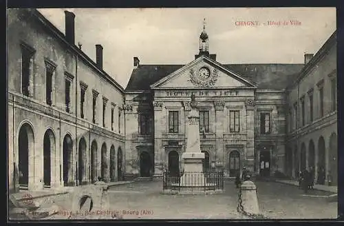 AK Chagny, Hôtel de Ville et monument sur la place centrale