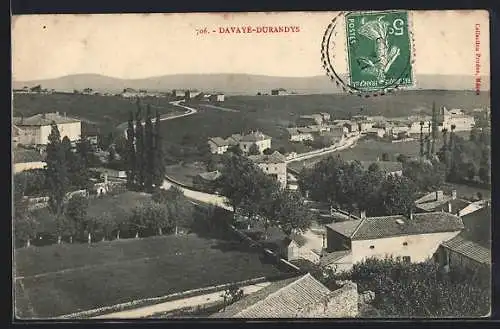 AK Davayé-Durandys, Vue panoramique du village avec route sinueuse et collines en arrière-plan