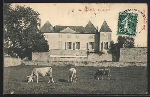 AK Davayé, Le Château avec des vaches paissant au premier plan