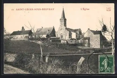 AK Saint-Léger-sous-Beuvray, L`Église et les bâtiments environnants