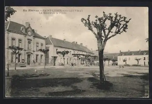 AK Saint-Léger-sous-Beuvray, La Mairie et la Place