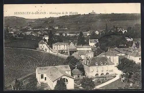 AK Sennecey-le-Grand, Vue sur la Montagne de St Martin et les bâtiments du village