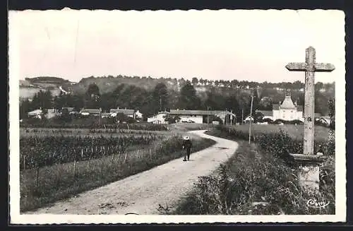 AK Sennecé-lès-Mâcon, Vue du village avec chemin de campagne et croix en pierre