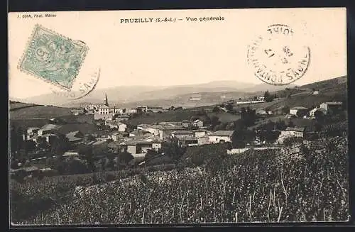 AK Pruzilly, Vue générale du village avec collines en arrière-plan