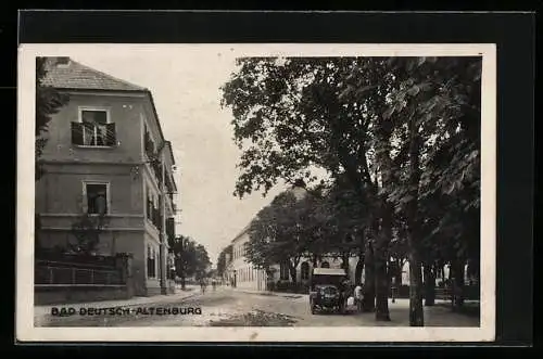 AK Bad Deutsch-Altenburg, Strassenpartie, Auto mit dem Kennzeichen AXXXIV 16