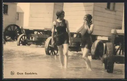 AK Zwei Damen mit Badeanzug im Wasser, Bademode, Onze Baadsters