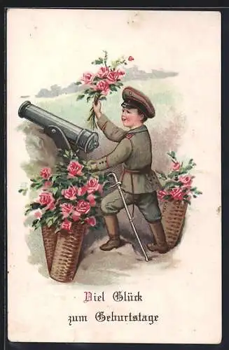 AK Junger Knabe in Uniform mit Blumen an einer Kanone