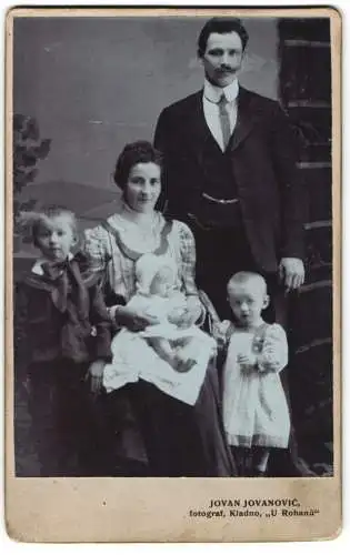 Fotografie Jovan Jovanovic, Kladno, Frantisek Veis mit seiner Frau Antonie und den Kindern Fanda, Vláda und Jarka