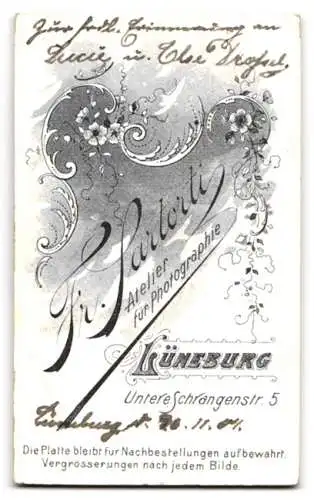 Fotografie Fr. Sartori, Lüneburg, Untere Schrengenstrasse 5, Lucie und Else S. in eleganten Kleidern