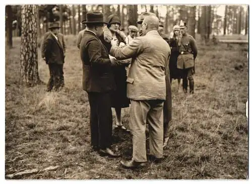 2 Fotografien Ansicht Berlin-Grunewald, Juwelenraub in Berlin, Johannes Spruch, Tatortfoto, Ausgrabung im Grunewald