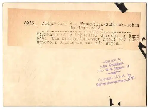 2 Fotografien Ansicht Berlin-Grunewald, Juwelenraub in Berlin, Johannes Spruch, Tatortfoto, Ausgrabung im Grunewald