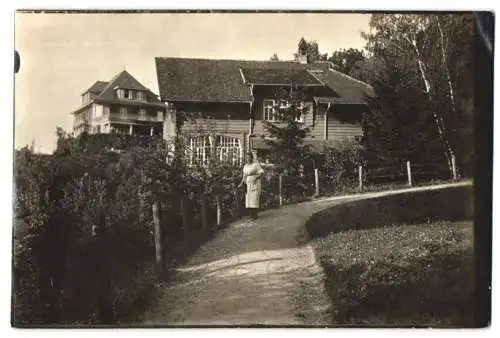 2 Fotografien Ansicht Freiburg i. B., Wohnhaus und Grundstück Eingang auf dem Schlossberg, 1920