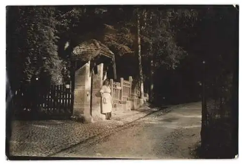 2 Fotografien Ansicht Freiburg i. B., Wohnhaus und Grundstück Eingang auf dem Schlossberg, 1920