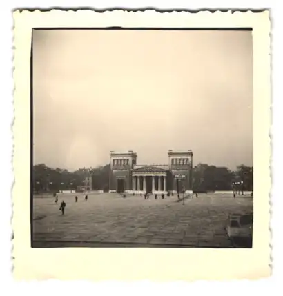 8 Fotografien Ansicht München, Fliegeransichten auf die Stadt mit Königlicher Platz, Nymphenburg, Ansichten der Stadt