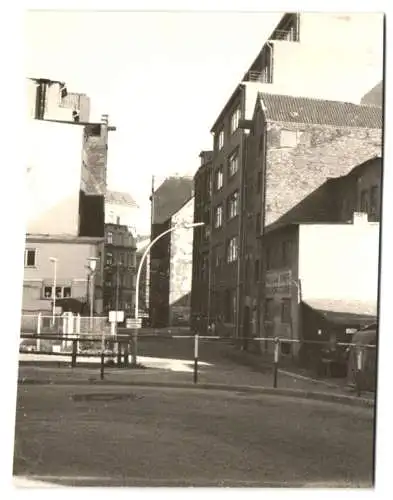 17 Fotografien Ansicht Hamburg, Kompasshaus, Wohnhäuser Kornträgergang, Strassenpartie, Strassenbahn