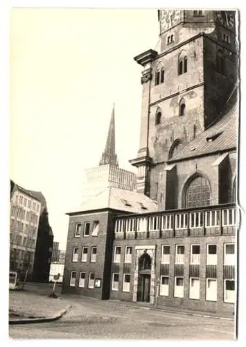 17 Fotografien Ansicht Hamburg, Kompasshaus, Wohnhäuser Kornträgergang, Strassenpartie, Strassenbahn