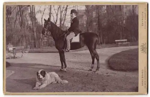 Fotografie Hans Brand, Bayreuth, Komponist Siegfried Wagner auf seinem Pferd nebst Hund am Boden