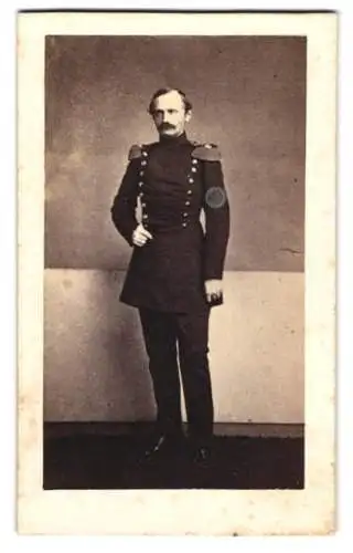 Fotografie unbekannter Fotograf und Ort, Prinz Georg von Sachsen in Uniformrock, ab 1902 König von Sachsen