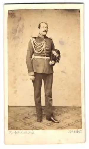 Fotografie Weck & Krötzsch, Dresden, königlicher Beamter in Uniform mit Zweispitz und Schützenschnur