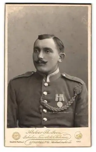 Fotografie Th. Joop, Bromberg, Uffz. in Uniform mit China-Denkmünze für Kämpfer mit Gefechtsspange, Schützenschnur