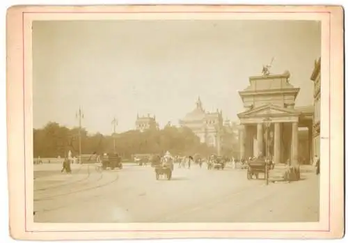 Fotografie unbekannter Fotograf, Ansicht Berlin, Pariser Platz mit seitlicher Ansicht des Brandenburger Tor