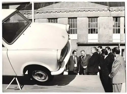 6 Fotografien Ausstellung VEB Mansfeld, Trabant Kippvorrichtung, Aluminium Wellbleche, Mitarbeiter am Eingang mit Tatra