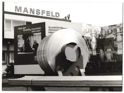 6 Fotografien Ausstellung VEB Mansfeld, Trabant Kippvorrichtung, Aluminium Wellbleche, Mitarbeiter am Eingang mit Tatra