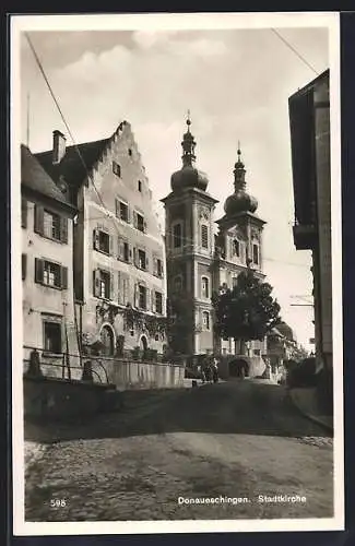 AK Donaueschingen, Strasse zur Stadtkirche