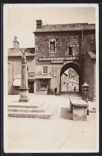 AK Cartmel, Platzpartie mit Brunnen und Tordurchgang