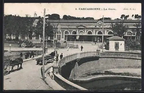 AK Carcassonne, La gare, Bahnhof mit Passanten, Pferdegespann