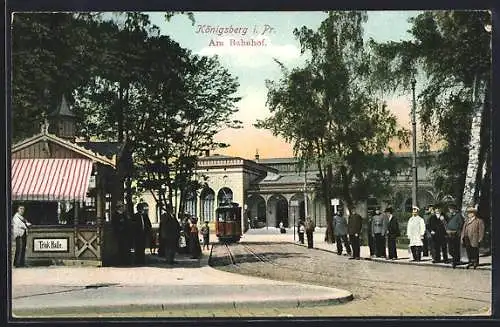 AK Königsberg i. Pr., Strassenpartie mit Bahnhof und Strassenbahn