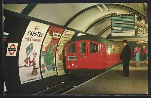 AK London, Tube Train, U-Bahnhof Picadilly Circus