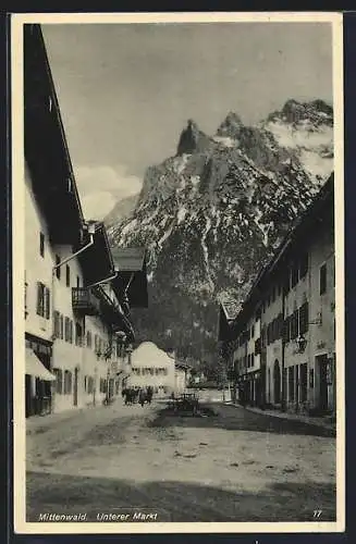 AK Mittenwald, Strasse Unterer Markt gegen das Gebirge