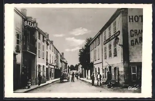 AK Marcigny, Rue des Recollettes avec hôtels et commerces
