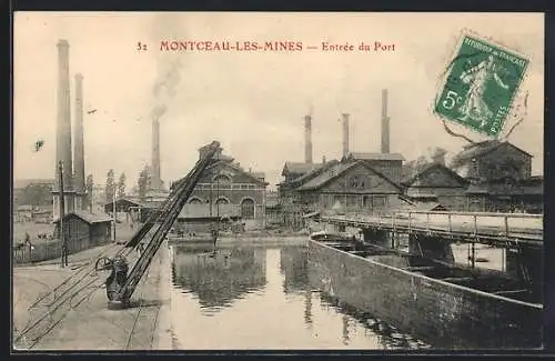 AK Montceau-les-Mines, Entrée du port avec cheminées industrielles et machinerie au bord de l`eau