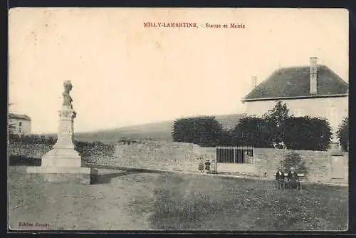 AK Milly-Lamartine, Statue et Mairie