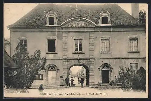 AK Louhans, Hôtel de Ville avec des passants devant l`entrée principale