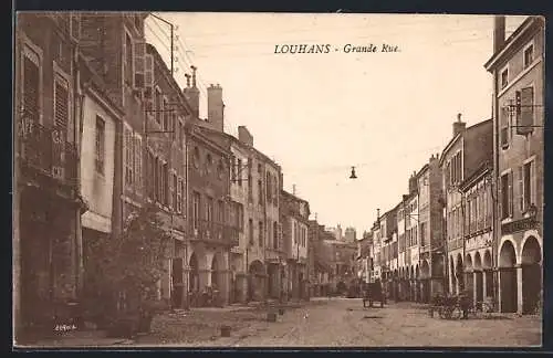 AK Louhans, Grande Rue bordée de bâtiments historiques et de cafés