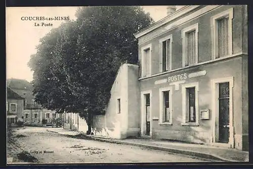 AK Couches-les-Mines, La Poste et rue adjacente bordée d`arbres