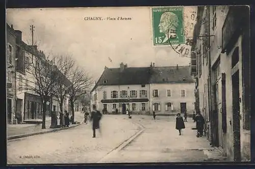 AK Chagny, Place d`Armes avec passants et bâtiments environnants