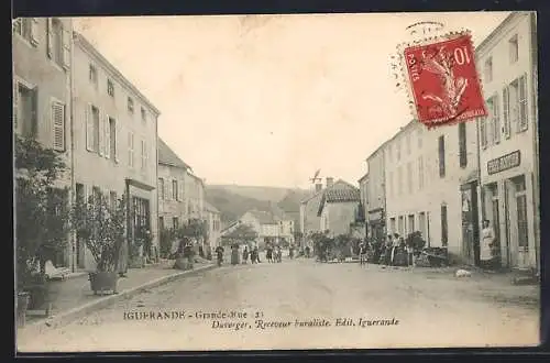 AK Iguerande, Grande Rue animée avec habitants et bâtiments