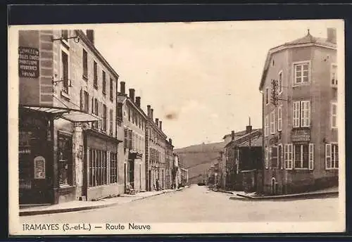 AK Tramayes, Route Neuve avec rangée de bâtiments et vue sur les collines